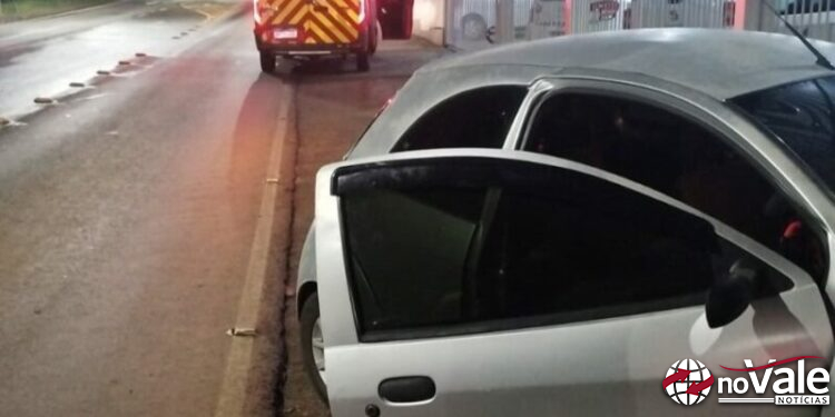 Condutor abandona veículo após bater em portão de concessionária em Capinzal