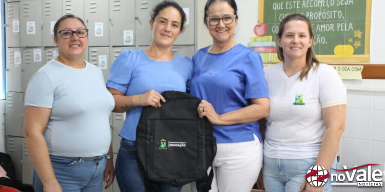 Prefeitura de Zortéa entrega mochilas e tablets para professores regentes da rede municipal de ensino