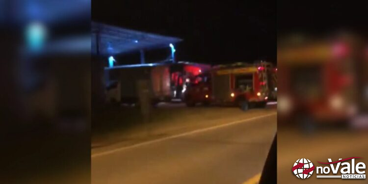 Homem morre esmagado por ônibus durante manutenção em Joinville