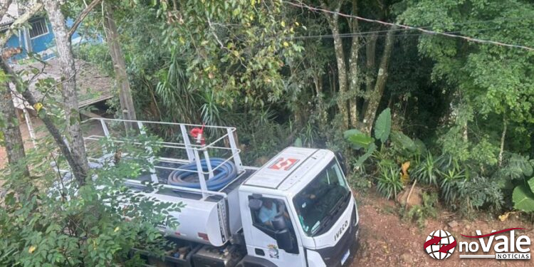 Defesa Civil transporta cerca de 7 mil litros de água para propriedade no Loteamento São Roque, em Capinzal