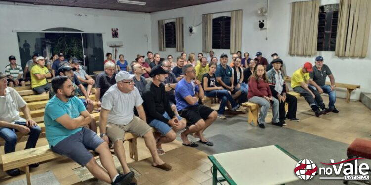 Reunião com moradores discute classificação de área de risco no bairro Navegantes, em Ouro