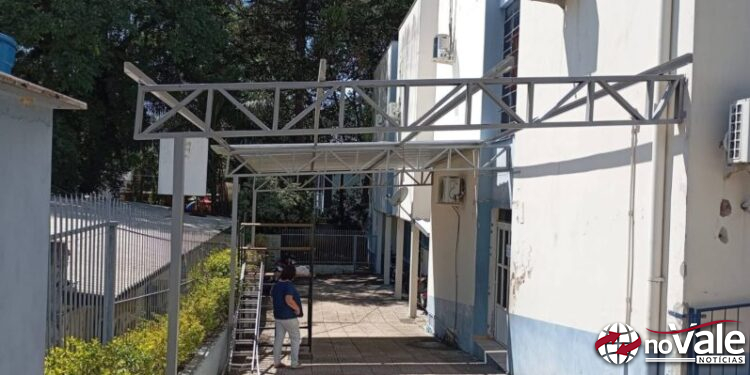 Novo telhado na Unidade Central de Saúde de Capinzal garante mais conforto a usuários da farmácia básica