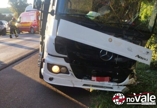 Colisão entre dois carros e caminhão mobiliza bombeiros em Campos Novos