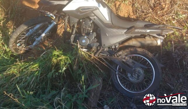 Motociclista sai da pista após ter a frente cortada e duas pessoas ficam feridas em Machadinho