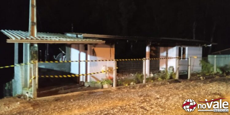Incêndio atinge residência no interior de Piratuba e destrói grande parte do imóvel