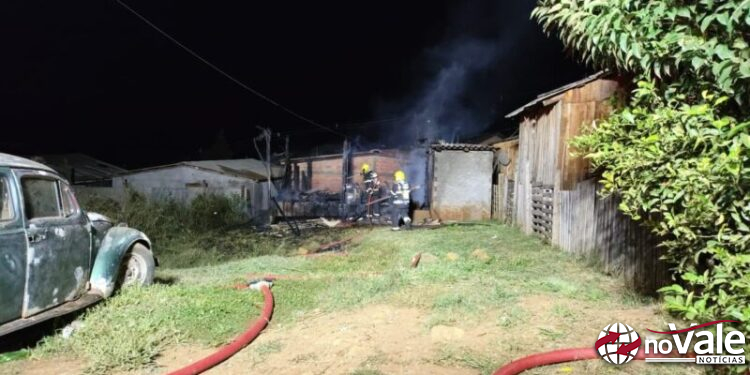 Incêndio em residência deixa jovem ferida em Fraiburgo