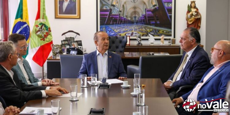 Governador Jorginho Mello recebe acordo sobre o piso salarial para o trabalhador catarinense e encaminha projeto para Alesc