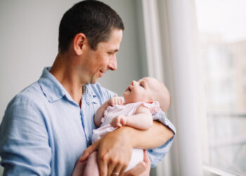 Licença-paternidade de até 20 dias é aprovada no Senado