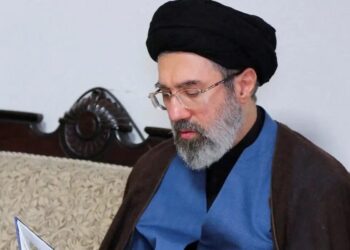 Líder do Irã promete vingança e manter fechado Estreito de Ormuz