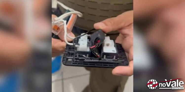 Funcionária descobre microcâmera escondida no banheiro de empresa em SC