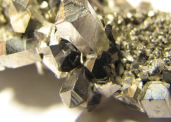 Brasil busca parceria com Europa para exploração de minerais críticos