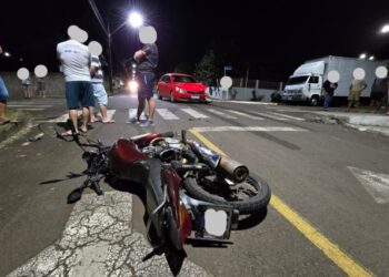 Motociclista invade cruzamento e provoca colisão com carro no Loteamento Parizotto