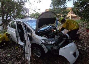 Idosa perde o controle da direção e desce ladeira ao entrar em garagem em Capinzal