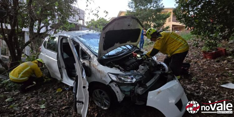 Idosa perde o controle da direção e desce ladeira ao entrar em garagem em Capinzal