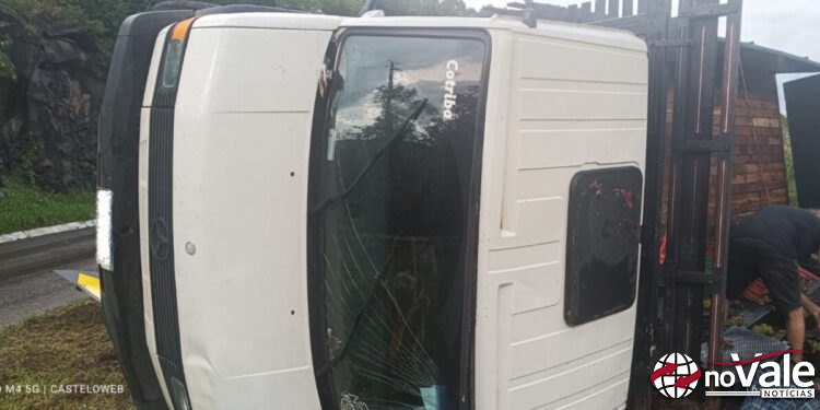 Caminhão que transportava uvas tomba em trevo na SC-355 em Jaborá
