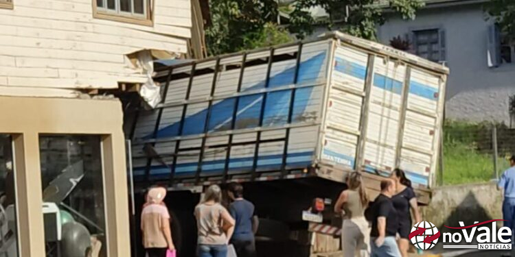 Caminhão perde os freios na SC-465 e atinge residência no centro de Ibicaré