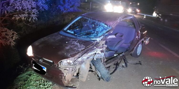 Motorista fica gravemente ferido após colisão entre carro e caminhão na BR-282 em Xaxim