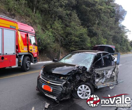 Colisão entre carro e caminhão deixa vítima presa às ferragens na BR-282 entre Ponte Serrada e o Trevão do Irani
