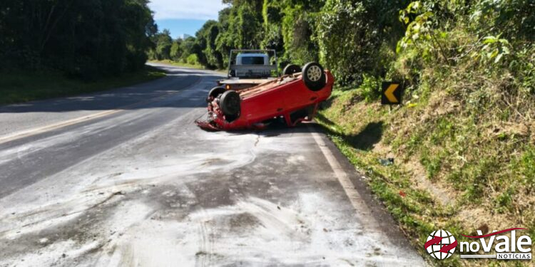Saída de pista seguida de capotamento é registrada na BR-282, em Herval d’Oeste