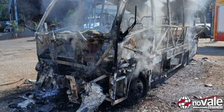 Micro-ônibus é destruído por incêndio em empresa às margens da SC-150, em Ouro
