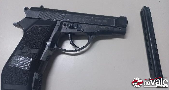 Casal é conduzido à Delegacia após ameaçar motoboys com simulacro e facão em Joaçaba