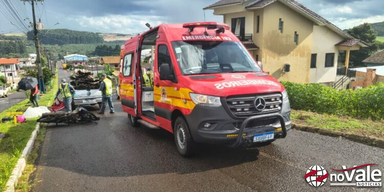 Motociclista fica ferido em colisão com picape no Loteamento Parizotto, em Capinzal