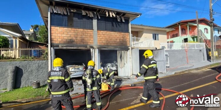 Explosão durante troca de botijão provoca incêndio e destrói veículos em Capinzal