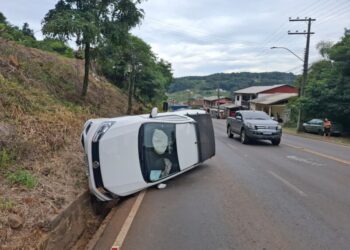 Picape tomba na Serra de Capinzal