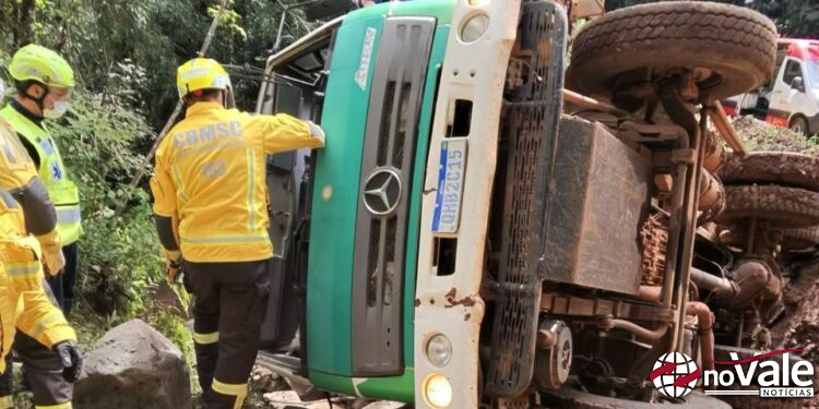 Motorista fica gravemente ferido após caminhão tombar em ponte no interior de Xanxerê