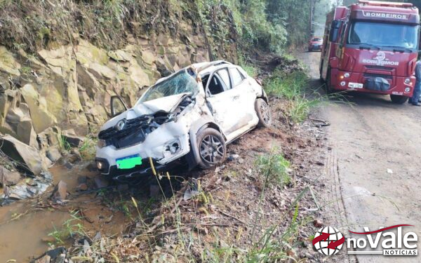 Jovem fica gravemente ferida após saída de pista e colisão em Tangará