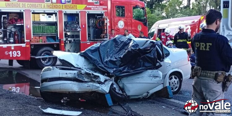 Homem morre e mulher fica ferida em grave acidente na BR-153