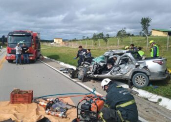 Motorista de automóvel morre em colisão contra caminhão na SC-114