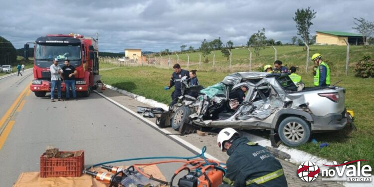 Motorista de automóvel morre em colisão contra caminhão na SC-114