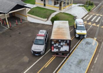 Polícia apreende caminhão com mais de 2,3 mil garrafas de vinho argentino escondidas em carga em Lages