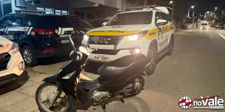 Suspeito é preso após fugir da PM com motoneta roubada e simulacro de arma na SC-281