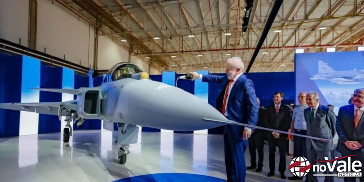 Lula batiza primeiro caça Gripen produzido no Brasil