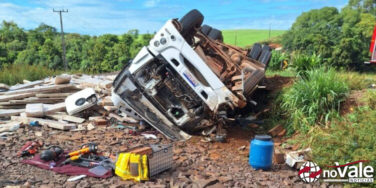 Jovem de 18 anos fica preso nas ferragens em capotamento de carreta no Oeste