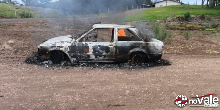 Veículo fica destruído após incêndio no interior de Ponte Serrada