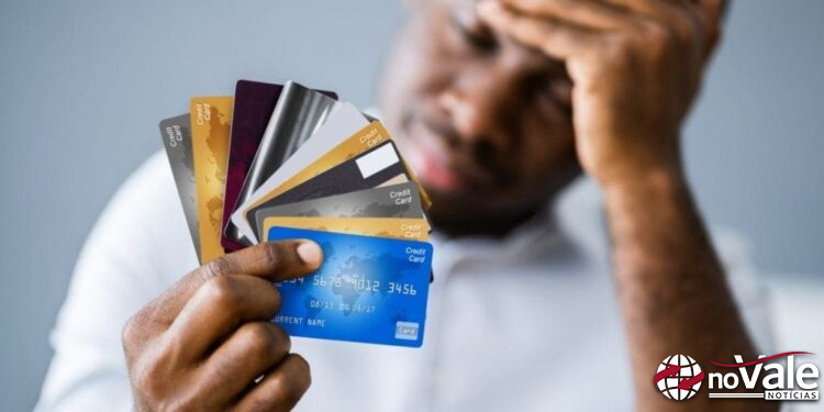 77% dos brasileiros gostariam de aproveitar a Semana do Consumidor para quitar dívidas, revela Serasa