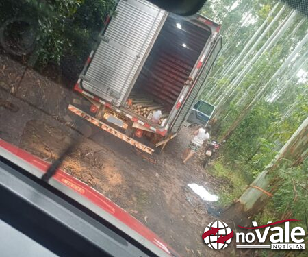 Homem fica preso por horas sob caminhão após atoleiro no interior de Concórdia