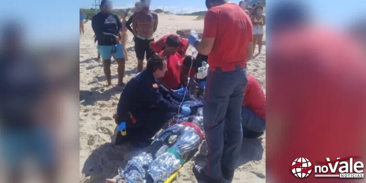 Jovem fica dois minutos submerso e é salvo por médico em praia de Florianópolis
