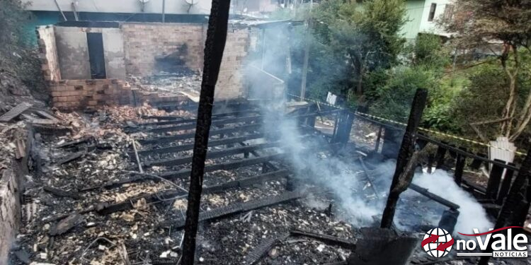 Bombeiros utilizam 7 mil litros de água para conter incêndio em Videira