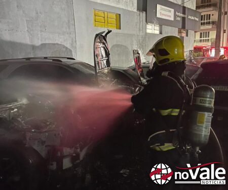 Bombeiros atendem incêndio em garagem de veículos em Campos Novos