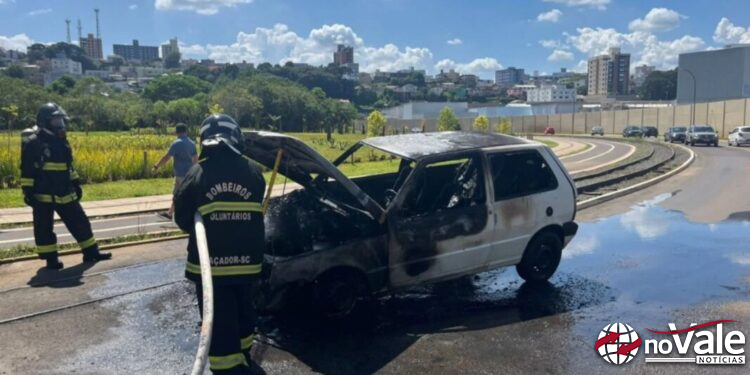 Carro pega fogo e mobiliza Bombeiros Voluntários em Caçador