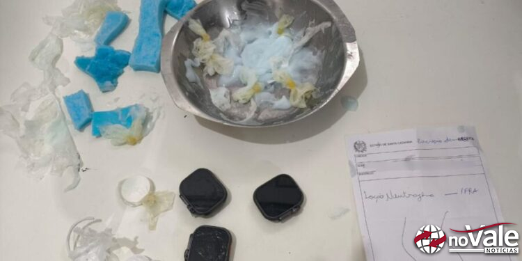 Advogada é flagrada tentando entrar com smartwatches escondidos em creme no Presídio de Chapecó