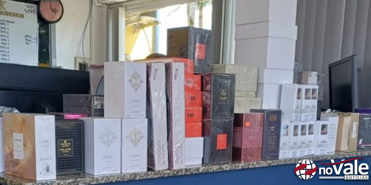 Perfumes de luxo escondidos em veículo são apreendidos em SC