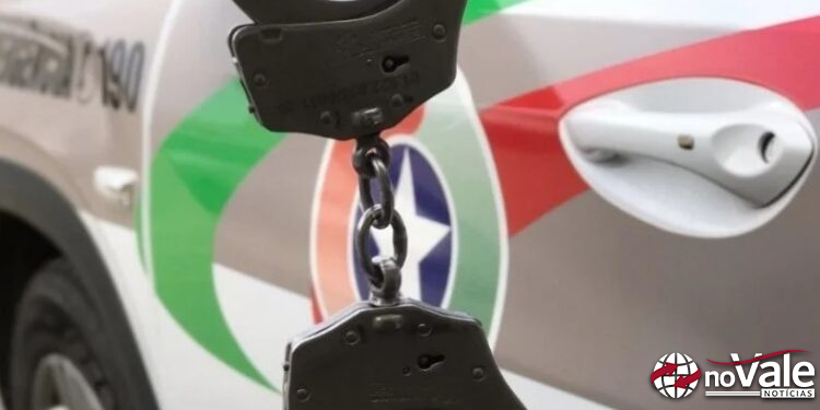 Jovem procurado por associação ao tráfico é preso após ameaçar mãe e quebrar casa