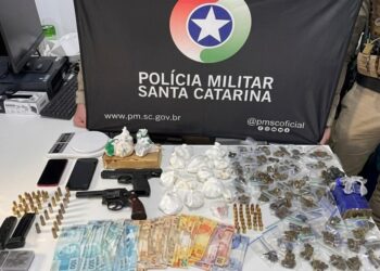 Operação da PM termina com sete presos e apreensão de drogas e armas