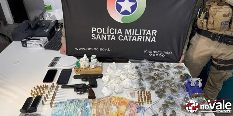 Operação da PM termina com sete presos e apreensão de drogas e armas