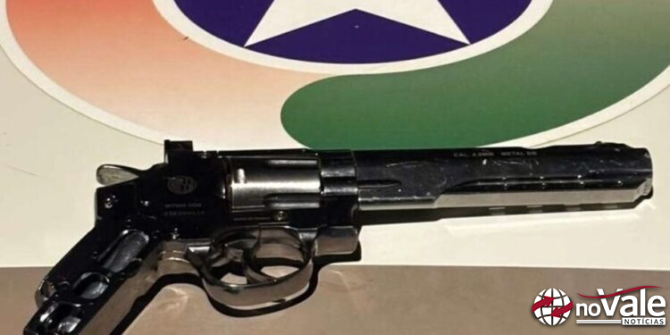 Motorista foge da PM, joga simulacro de arma e é abordado no Centro de Xanxerê